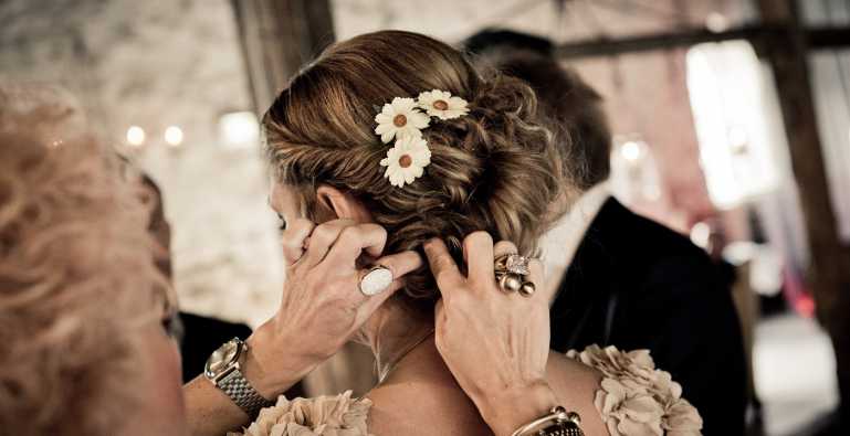 Acconciature matrimonio per invitate con capelli di ogni lunghezza