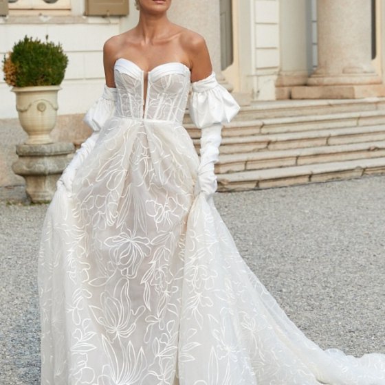 Coprispalle sposa di maniche lunghe a campana fatto in tulle