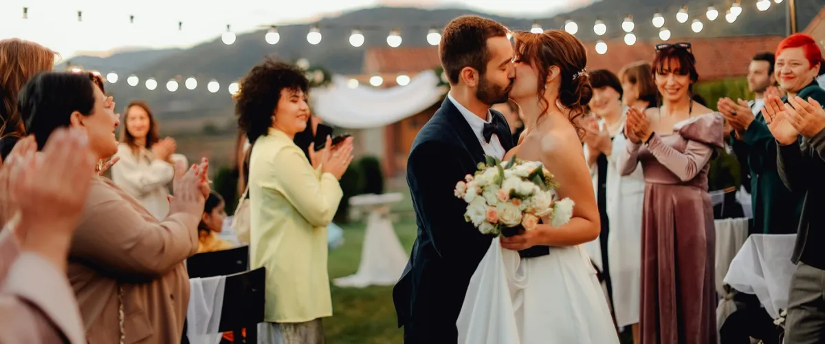 Auguri matrimonio: frasi perfette per biglietti e messaggi agli sposi