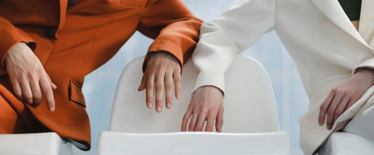 Abbigliamento cerimonia donna: il trend minimalista