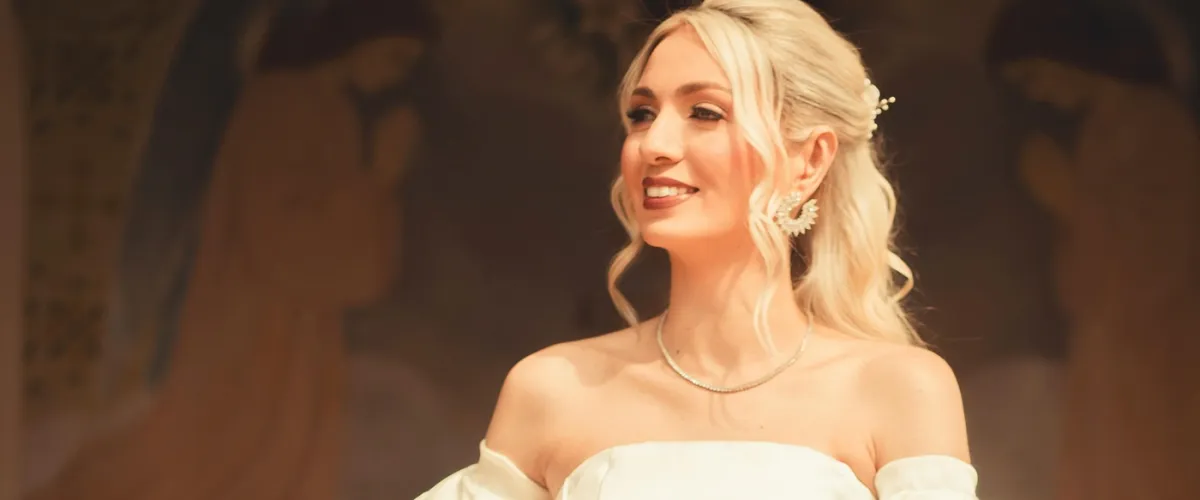Semiraccolto sposa: acconciatura naturale, con uno stile intramontabile 