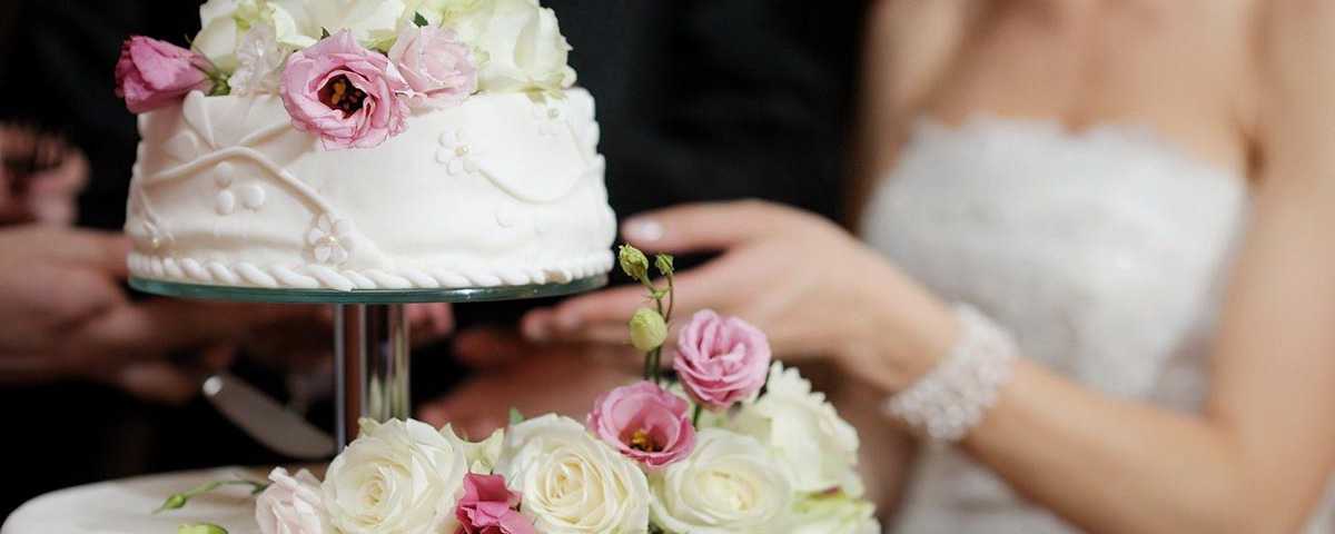 La torta nuziale e il momento del taglio della torta matrimonio
