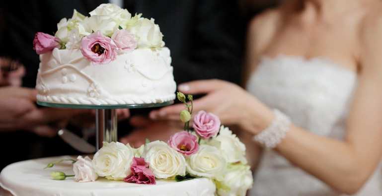 La torta nuziale e il momento del taglio della torta matrimonio