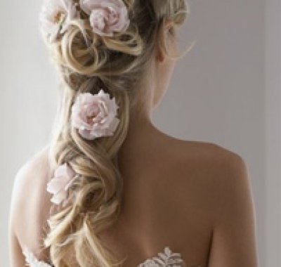 treccia sposa capelli lunghi con fiori