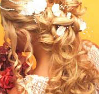 acconciature capelli ricci lunghi 