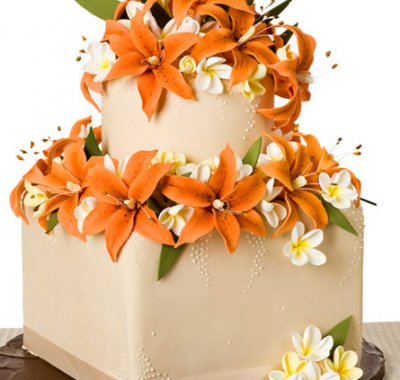 torta nuziale con decorazioni arancione