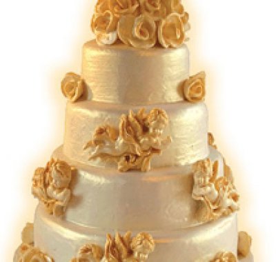 torta nuziale con decorazioni crema