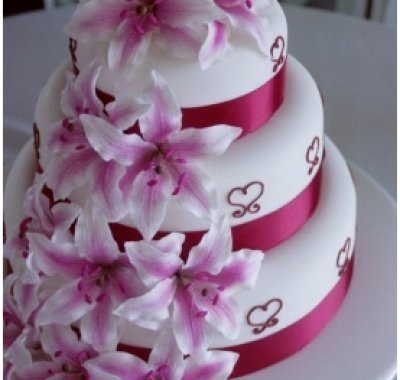 torta nuziale con decorazioni fucsia