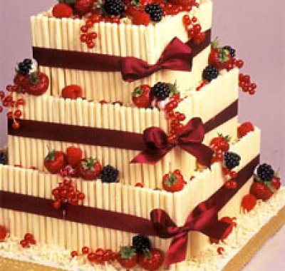 torta nuziale con decorazioni frutta rossa