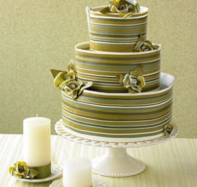 torta nuziale con decorazioni verde