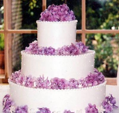 torta nuziale con decorazioni viola